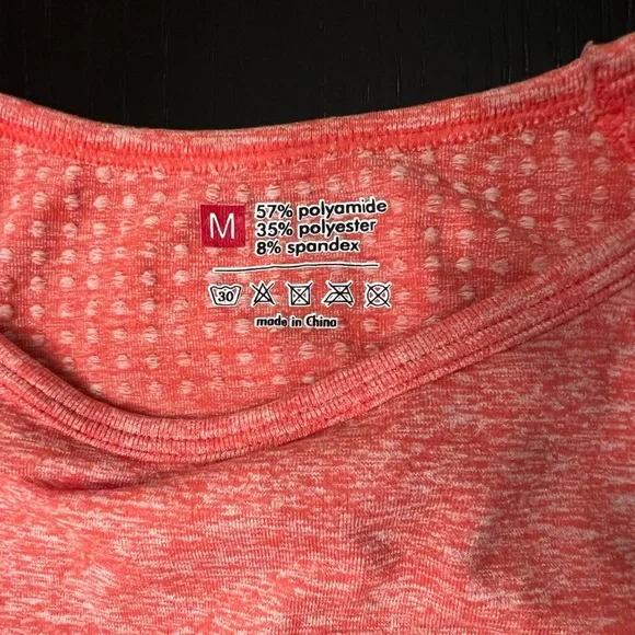 Size medium gym shark crop top - Picture 2 of 3